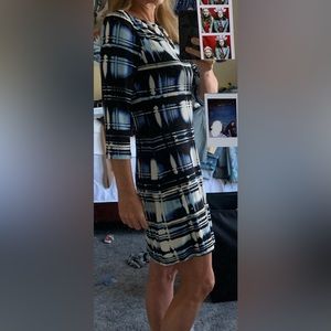 Donna Morgan size 4 , 3/4 sleeve dress model size 5’10” 37-27-37 in pic